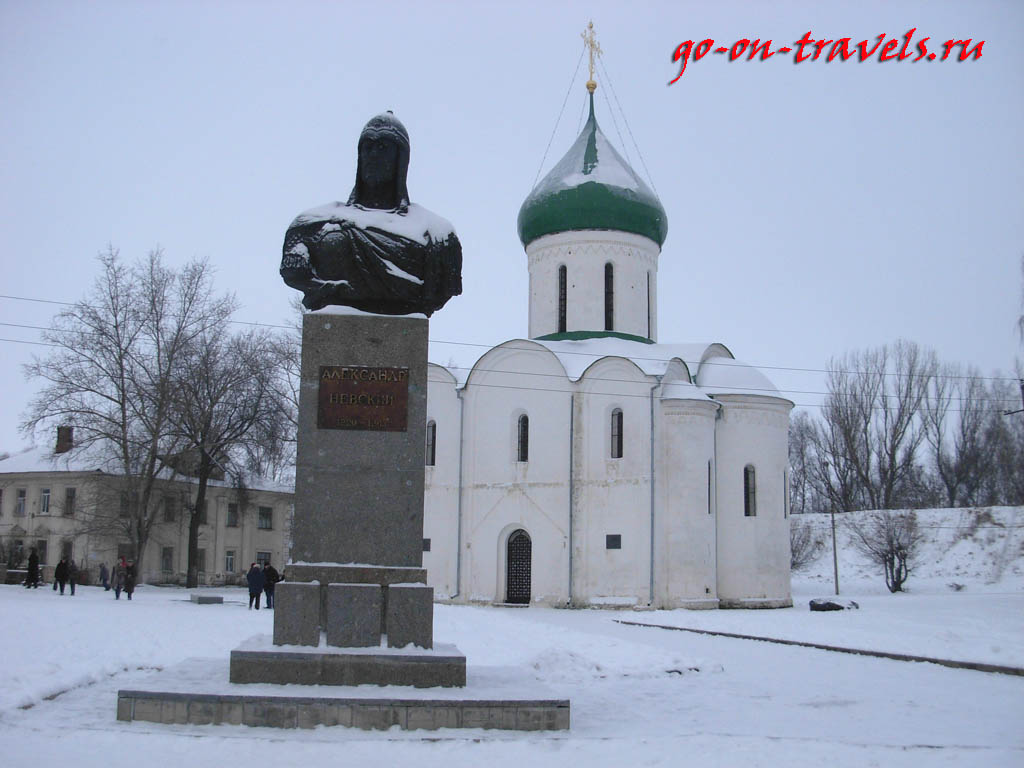 Спасо-Преображенский собор и памятник Александру Невскому