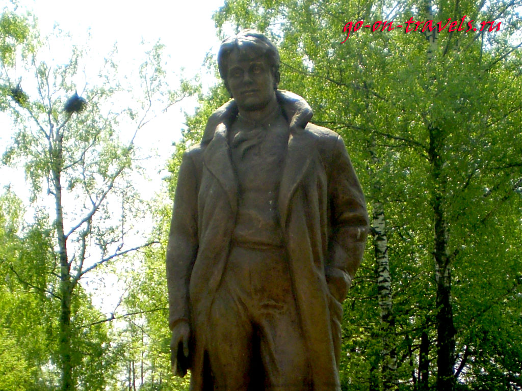 Памятник Сергею Есенину в Константиново 