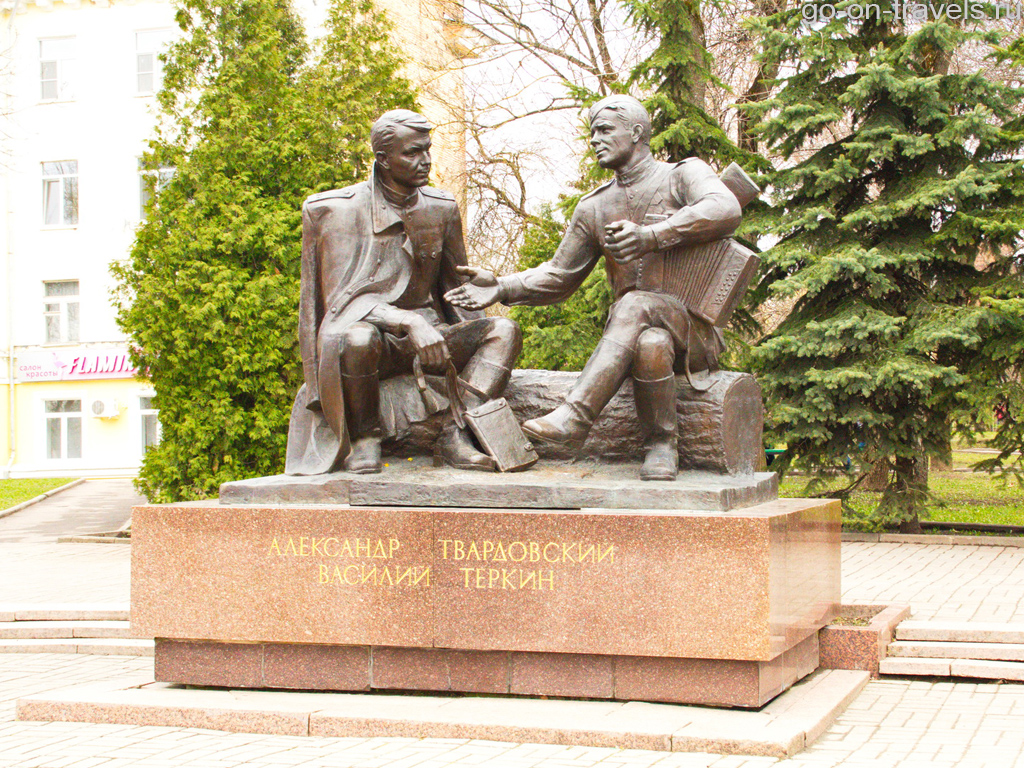 Памятник Твардовскому и Василию Тёркину. Фото достопримечательностей Смоленска