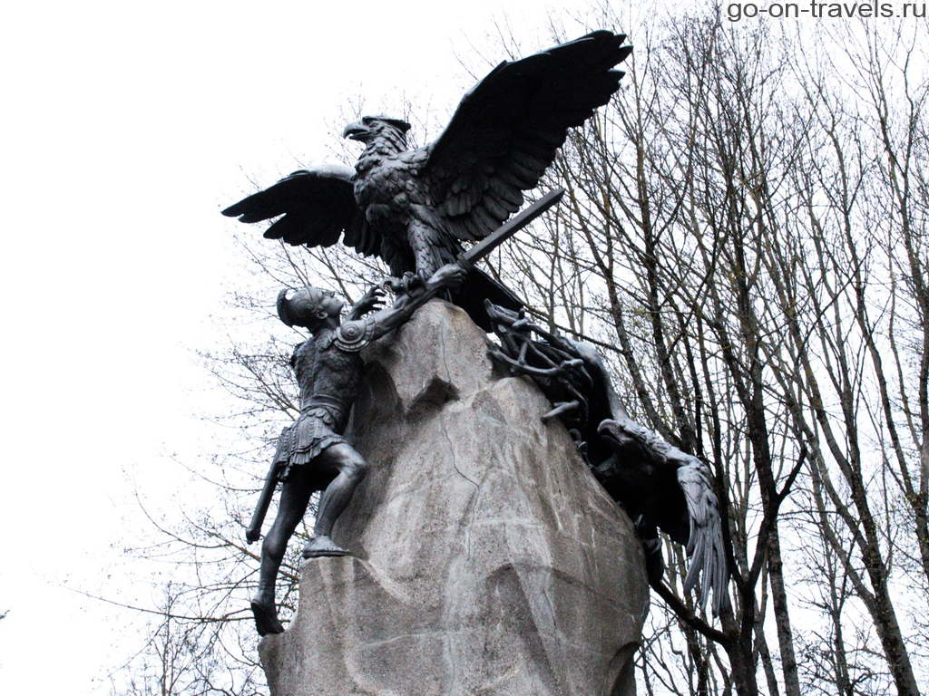 Памятник с орлами. Фото достопримечательностей Смоленска